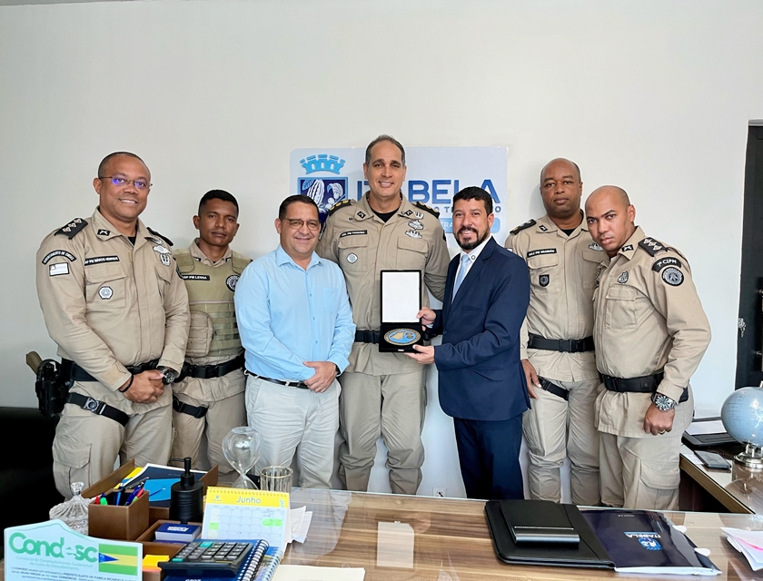 Prefeito Flauzino recebe medalha do Comando da PM por contribuições à segurança pública em Itabela.