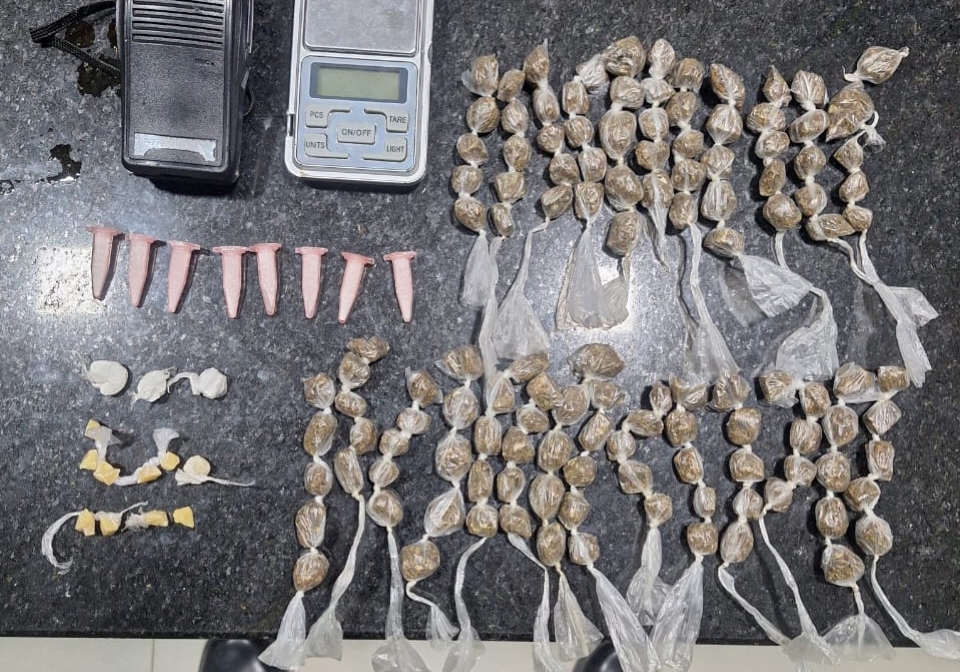 Suspeitos trocam tiros com a PM e abandonam drogas em Eunápolis