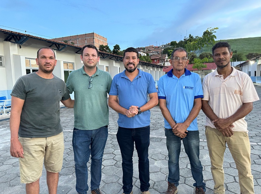 Prefeito visita escolas em Monte Pascoal e anuncia reparos nas unidades após atos de vandalismo