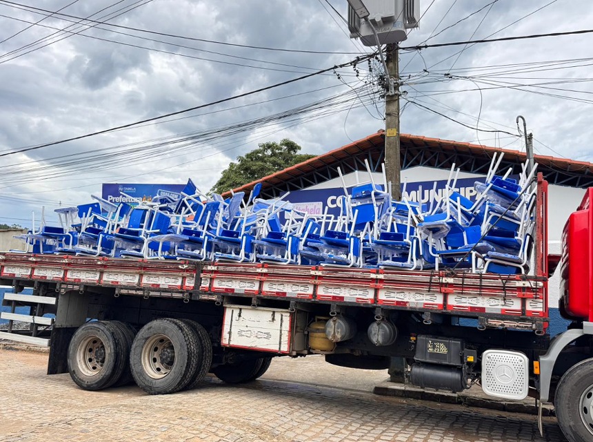 Prefeitura de Itabela entrega novas carteiras escolares e reforça melhorias na rede municipal de ensino
