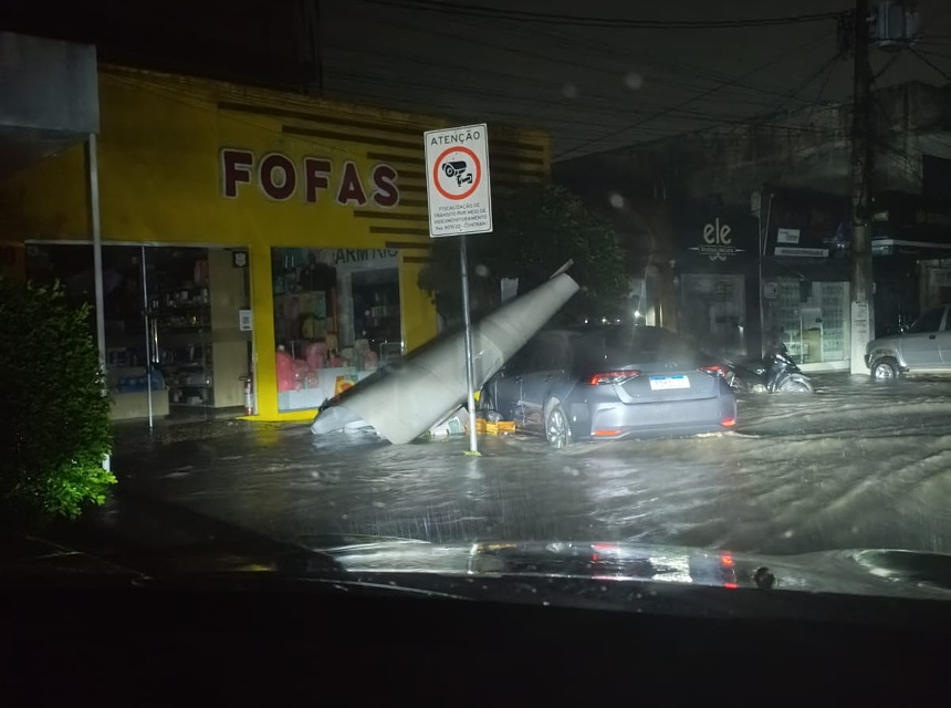 Noite e madrugada de tempestade deixam rastro de destruição em Eunápolis.