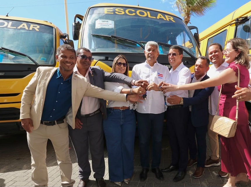 Prefeito Flauzino e deputada Cláudia Oliveira recebem novo ônibus escolar do governador Jerônimo para Itabela