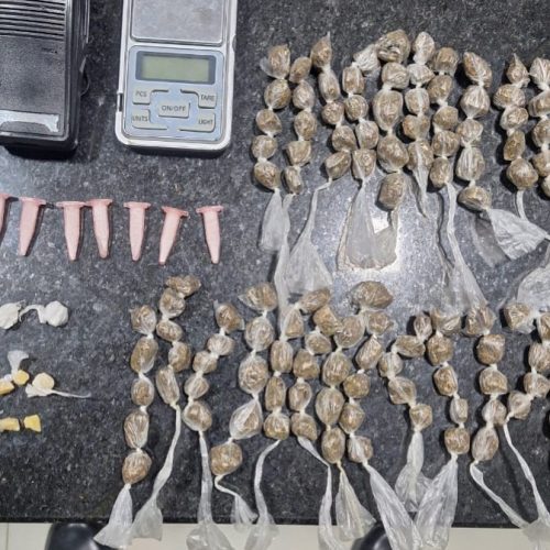 Suspeitos trocam tiros com a PM e abandonam drogas em Eunápolis
