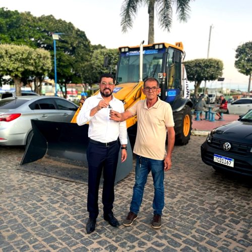 Prefeito Ricardo Flauzino entrega retroescavadeira para a Secretaria de Obras de Itabela