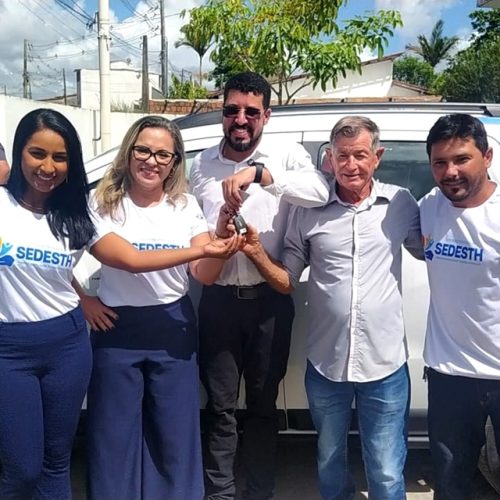 Prefeito Ricardo Flauzino entrega veículo 0 km para a Secretaria
