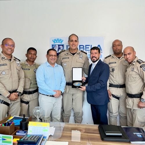 Prefeito Flauzino recebe medalha do Comando da PM por contribuições à segurança pública em Itabela.