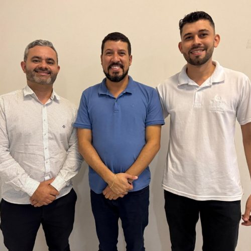 Prefeito Ricardo Flauzino discute geração de emprego e renda com representantes da Farmácia Indiana