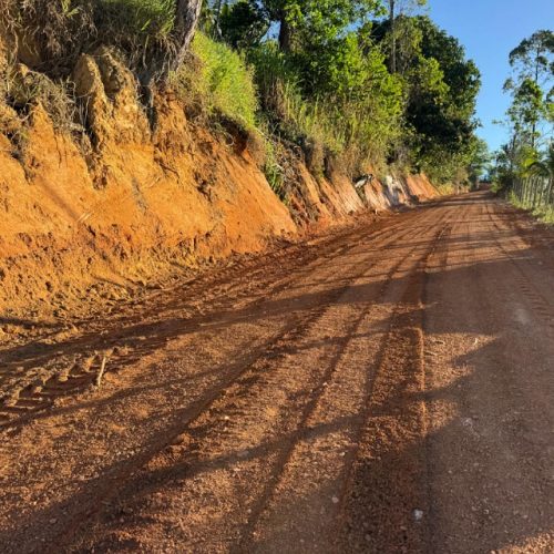 Prefeitura de Itabela realiza obras de cascalhamento e patrolamento na “Ladeira de Banda”, no Pereirão.