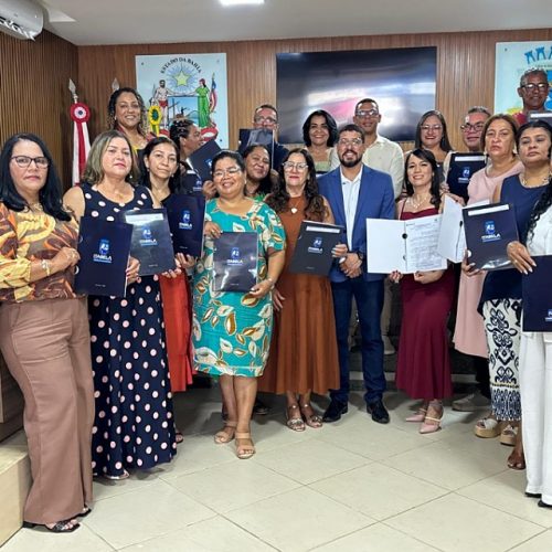 Em ato histórico, prefeito Ricardo Flauzino assina enquadramento de 18 professores da rede municipal