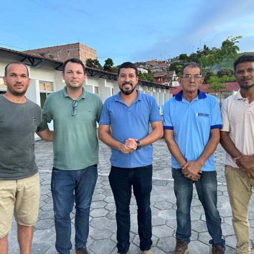 Prefeito visita escolas em Monte Pascoal e anuncia reparos nas unidades após atos de vandalismo