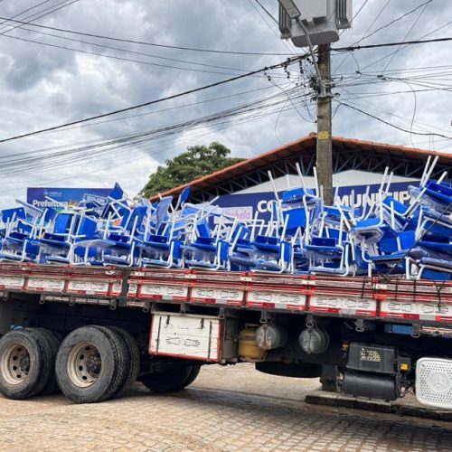 Prefeitura de Itabela entrega novas carteiras escolares e reforça melhorias na rede municipal de ensino