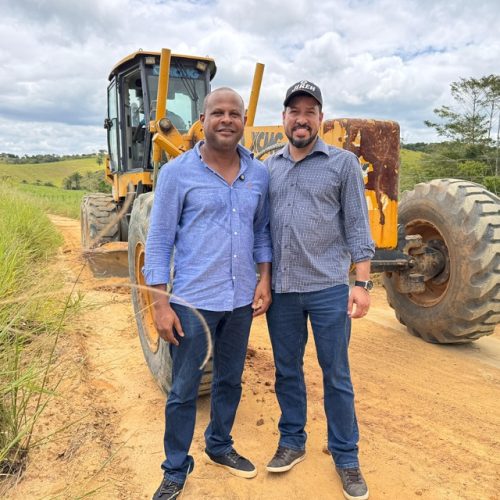 Prefeito Ricardo Flauzino acompanha início da ação de patrolamento e cascalhamento de estradas vicinais em Montinho