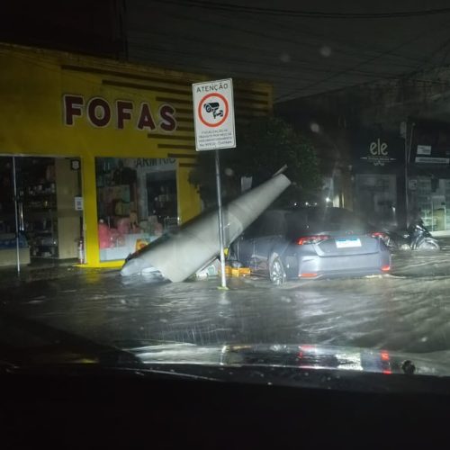 Noite e madrugada de tempestade deixam rastro de destruição em Eunápolis.