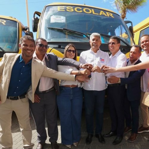 Prefeito Flauzino e deputada Cláudia Oliveira recebem novo ônibus escolar do governador Jerônimo para Itabela