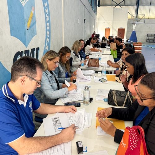 A Prefeitura de Itabela, por meio da Secretaria Municipal de Administração, divulgou nesta sexta-feira (4) a lista oficial de pré-inscritos e os horários de atendimento presencial do processo seletivo simplificado para contratação temporária de pessoal via Regime Especial de Direito Administrativo (REDA). Confira no link : https://abrir.link/oFefc 

A publicação cumpre as 3ª e 4ª fases previstas no cronograma do edital nº 001/2025, referente ao processo seletivo. A pré-inscrição foi realizada de forma online, com início em 27 de junho e encerramento às 23h59 da quarta-feira (3).

Segundo o edital, o pré-cadastro é apenas uma etapa preliminar e não representa a inscrição definitiva no certame, tampouco garante participação na seleção. Para concluir a inscrição, os candidatos deverão comparecer presencialmente, entre os dias 7 e 11 de julho, das 8h às 17h, no Ginásio Poliesportivo de Itabela, localizado na Rua São José do Panorama, s/n.

O atendimento será realizado por ordem de chegada, conforme o cronograma individual de cada candidato disponível no Anexo I do novo comunicado oficial. Durante o comparecimento, é obrigatória a entrega de toda a documentação exigida no edital de abertura.

Com o objetivo de garantir organização e agilidade, a Prefeitura estruturou o processo para atender cerca de 700 pessoas por dia, com uma média de 88 atendimentos por hora. A logística foi pensada para evitar filas longas e proporcionar mais comodidade aos candidatos.

A gestão reforça a importância de que todos os candidatos verifiquem seu nome na lista, conferindo dia e horário designados, para garantir o bom andamento do processo.