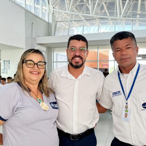 Prefeito Flauzino viaja de ônibus com pacientes e acompanha atendimento na Policlínica Estadual em Eunápolis