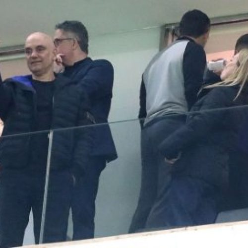 Moraes faz gesto obsceno ao acompanhar vitória do Corinthians em Itaquera